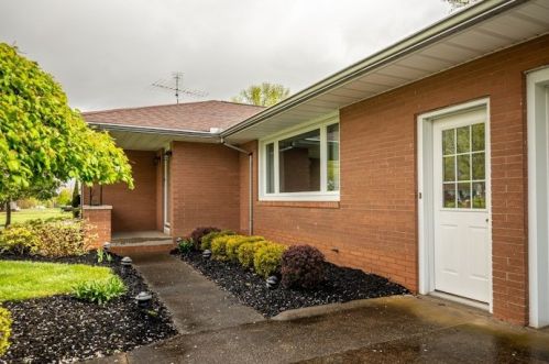 1049 Wilhelm Rd, Hermitage, PA 16148-3746