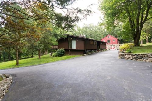 74 Scofield Rd, Scotts Corners, NY 10576-1331