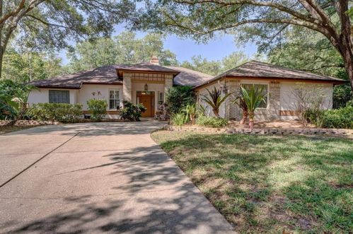 16401 Penshurst Pl, Lutz, FL 33549-6800