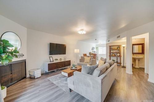 4230 Whitsett Ave, North Hollywood, CA 91604-1670