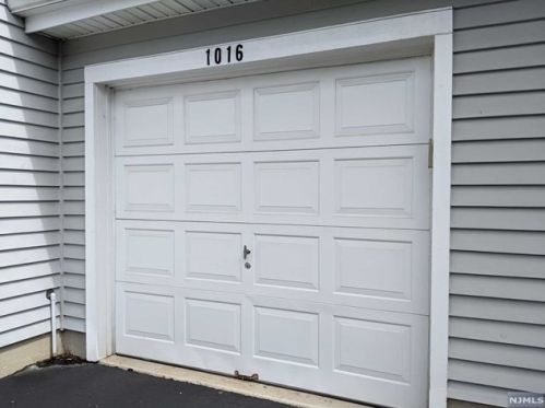 1016 Crown Ct, Mahwah, NJ 07430-3251