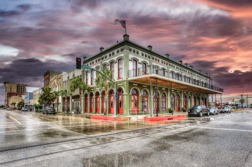 2425 Market St, Galveston, TX 77550-1415