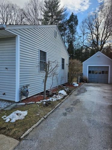 8 Swenson Dr, New Hamburg, NY 12590-1516