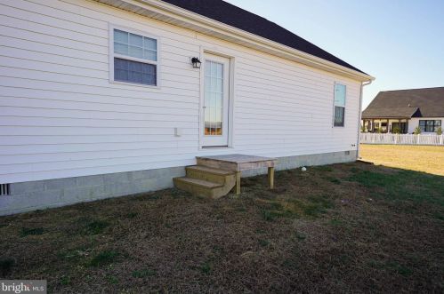 2 Highland Dr, Seaford DE  19973-4827 exterior