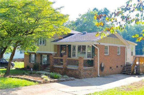 1807 Heilwood Dr, Greensboro, NC 27407-3036