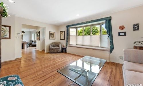 295 Ellen Pl, Muttontown, NY 11753-1823