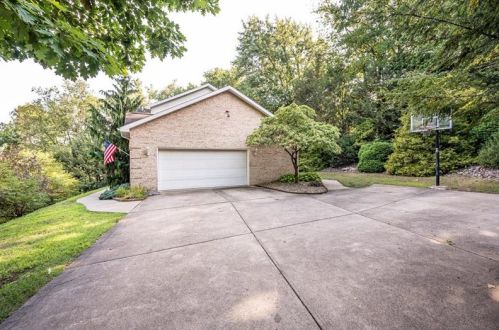 201 Laura Ct, Jeannette, PA 15644-9204