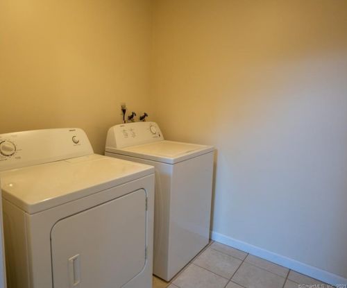 26 Brewer Dr, Bloomfield CT  06002-2010 exterior