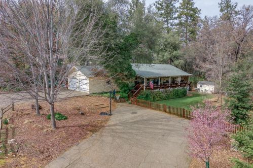 215 Sunnyhills Ln, Vallecito, CA 95247-9301