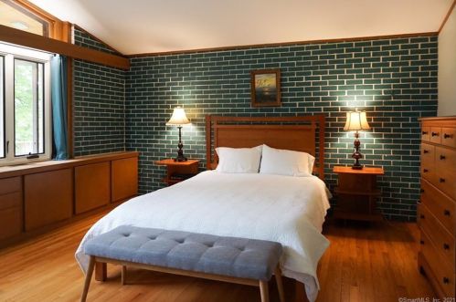 180 Long Hill Rd, Wallingford CT  06492-4934 exterior