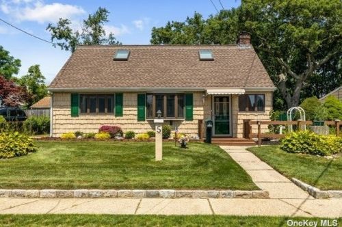 5 Mckinley St, Copiague, NY 11726-3707