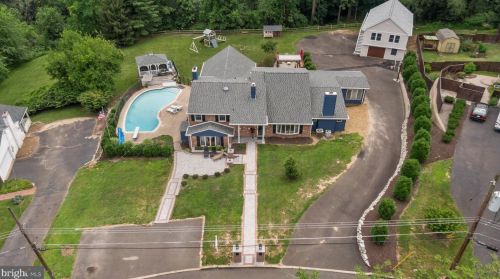 135 Marmic Dr, Southampton PA 18966-1725 exterior