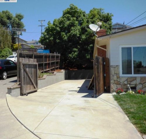 535 Raymond Dr, Benicia, CA 94510-2613