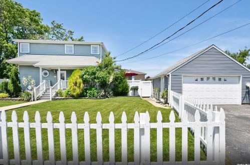 48 Lake St, North Lindenhurst NY  11757-5815 exterior