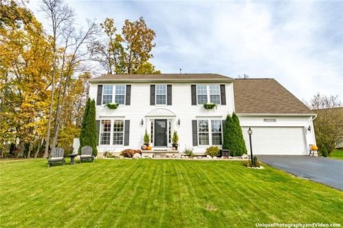 1985 Stablegate Dr, Canandaigua, NY 14424-8160