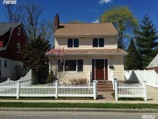 139 Fairview Ave, Rockville Centre, NY 11572-3137