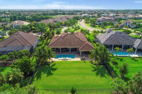 4245 Deephaven Ln, Naples FL 34119-8616 exterior