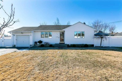 231 44th St, North Lindenhurst, NY 11757-2005