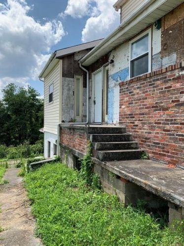 932 Gaskill Ave, Jeannette, PA 15644-3306