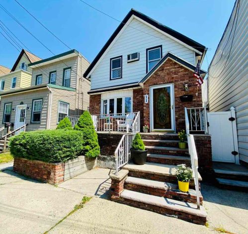 11 39th St, Bayonne, NJ 07002-4815