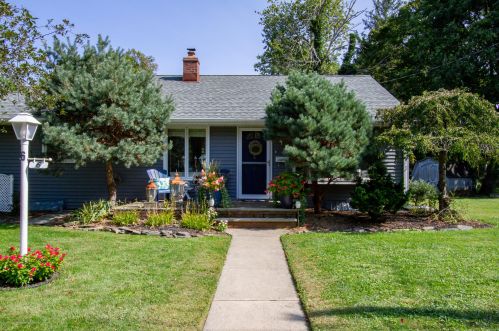 6 Campbell Dr, Tinton Falls, NJ 07724-2335