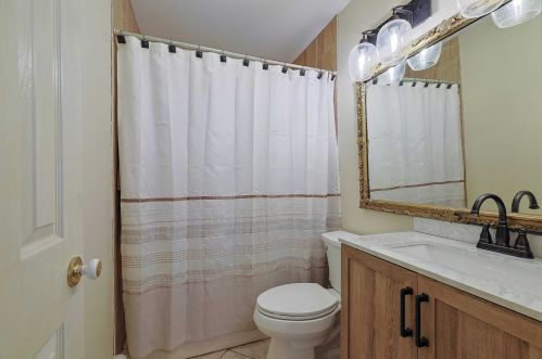 20 Hemlock Ct, Fishkill NY  12524-2618 exterior