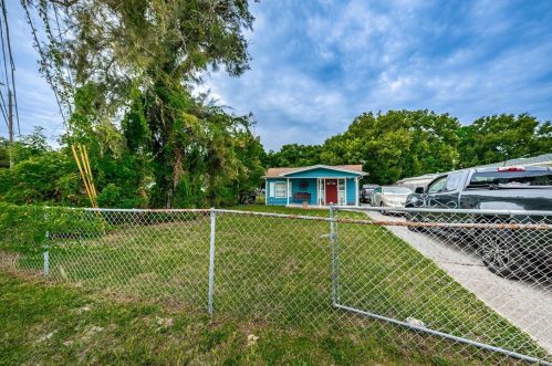 581 Dixie Hwy, Tarpon Springs FL  34689-5718 exterior