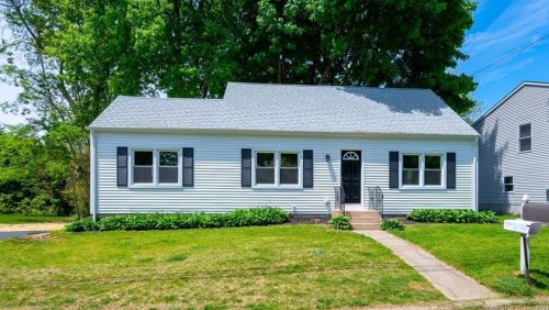 46 Forest St, Waterford, CT 06385-3939
