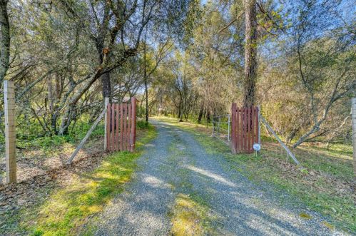 18805 Pine Shadows Ln, Lake Wildwood, CA 95946-9426