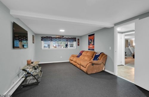 81 Mountain Cir, West Milford Lakes NJ  07480-3211 exterior