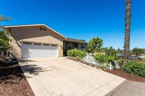 447 Hannalei Ln, Vista, CA 92083-7663