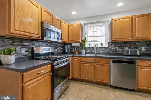 342 Yorkshire Dr, Lancaster PA  17603-8846 exterior