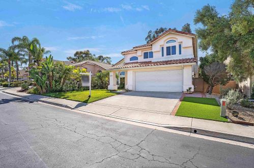 1635 Olympus Loop Dr, Vista, CA 92081-5441
