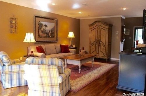 9 Northgate Ct, Huntington Station NY  11747-3047 exterior