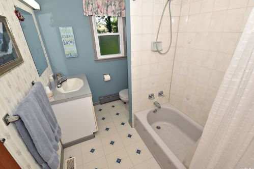 418 Walker St, Babylon NY  11704-3017 exterior