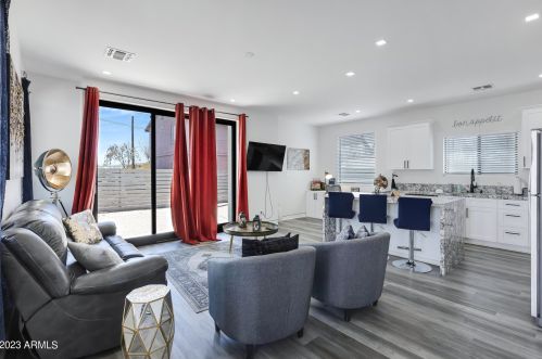 1121 11th St, Phoenix AZ 85006-2744 exterior