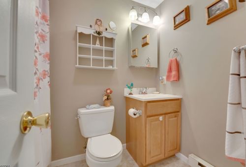 32 Arrowhead Dr, Wantage NJ  07461-1211 exterior