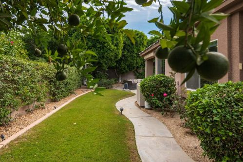 8 King Edward Ct, Rancho Mirage CA  92270-1621 exterior