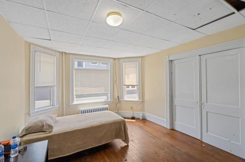 7 Bayview Ave, Middletown RI 02840-2108 exterior