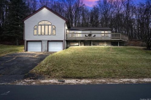 17 Valley Dr, Salisbury Mills NY  12577-5039 exterior