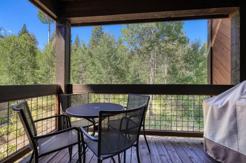 3066 Silver Strike, Truckee CA  96161-4208 exterior