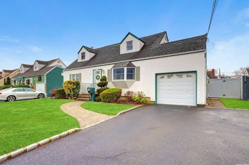 1022 Indiana Ave, North Lindenhurst, NY 11757-2133
