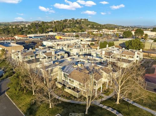 27118 Crossglade Ave, Santa Clarita CA  91351-3372 exterior
