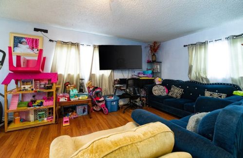 11131 Pine Ave, Lynwood CA  90262-2930 exterior