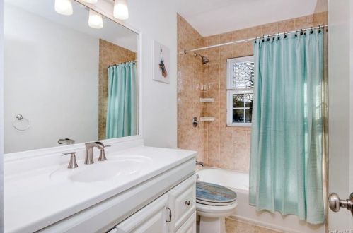 14 Sammis Ln, White Plains NY  10605-4631 exterior