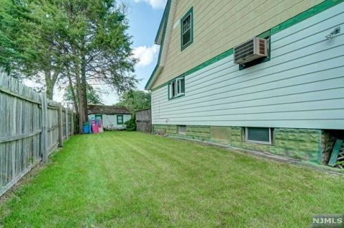 86 New Milford Ave, Dumont NJ  07628-2912 exterior
