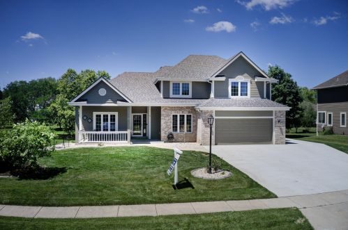 560 Majestic View Ln, Oconomowoc, WI 53066-6506