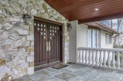 5 Sheilah Ct, Airmont, NY 10901-3613