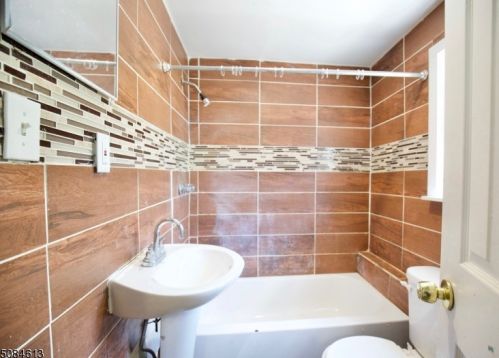 32 Arverne Ter, Irvington NJ 07111-3814 exterior