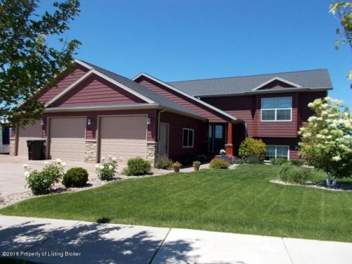2831 Prairie Oak Dr, Dickinson, ND 58601-6734